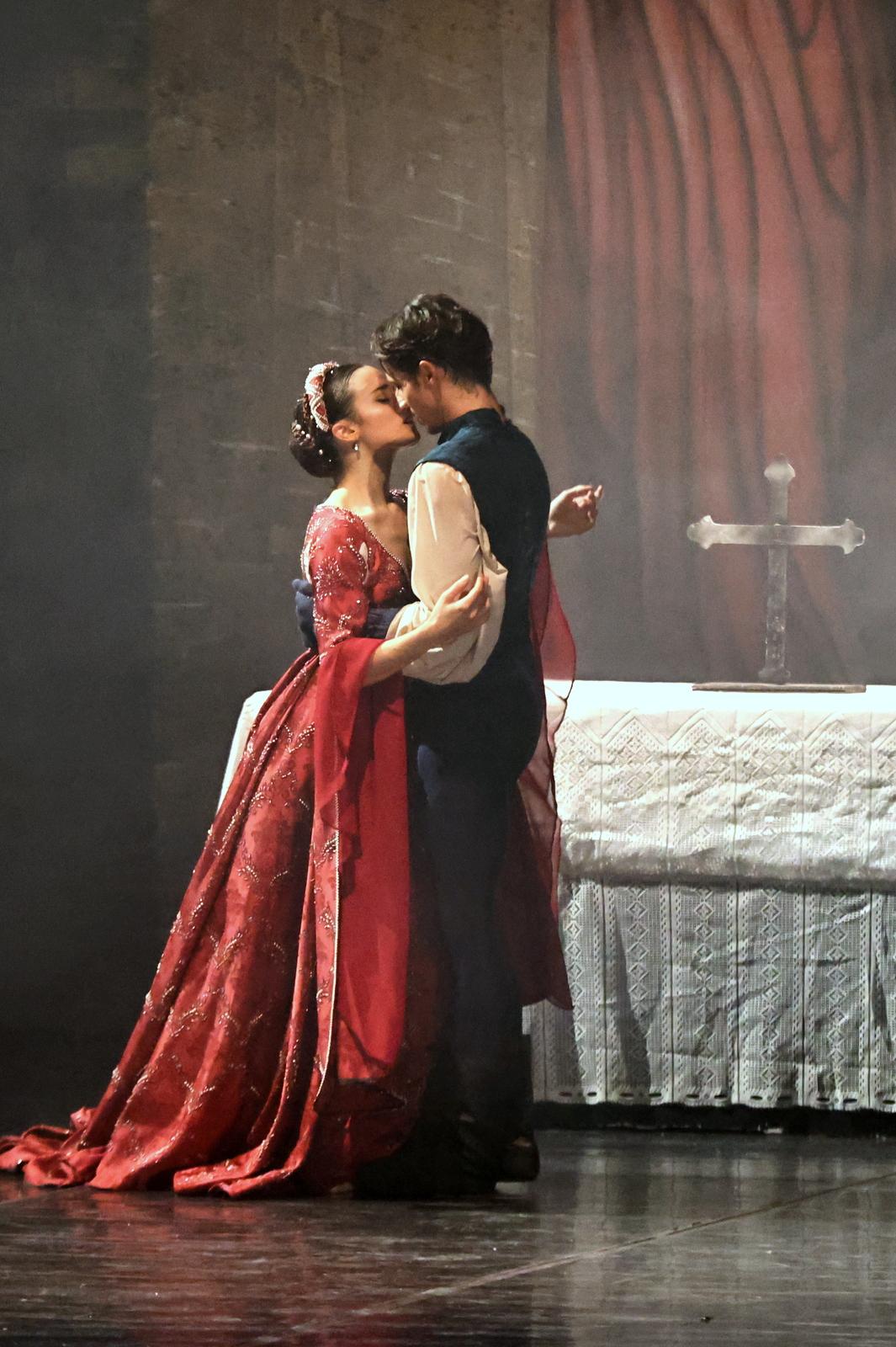 Danza Romeo e Giulietta 1 - La forza nuda dei sentimenti, Romeo e Giulietta rapiscono il Politeama - 5 Danza Romeo e Giulietta 1 - Meraviglie di Calabria - 4