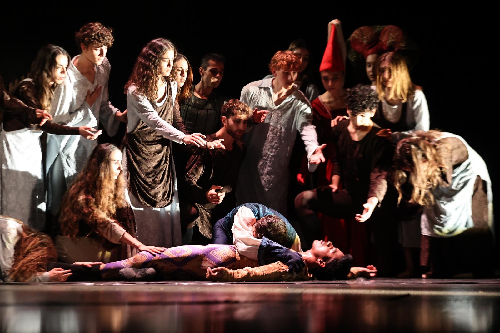 Danza Romeo e Giulietta 4 - La forza nuda dei sentimenti, Romeo e Giulietta rapiscono il Politeama - 9 Danza Romeo e Giulietta 4 - Meraviglie di Calabria - 8