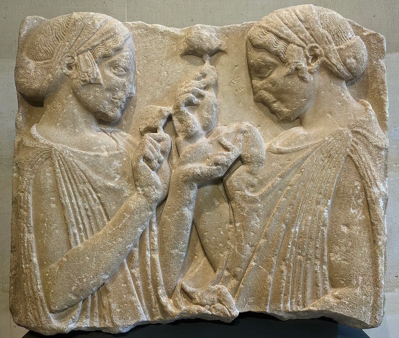 Persefone e Demetra Bassorilievo in marmo da Farsalo Tessaglia Museo del Louvre - Santa Lucia e il bluff astronomico perfettamente riuscito - 9 Persefone e Demetra Bassorilievo in marmo da Farsalo Tessaglia Museo del Louvre - Meraviglie di Calabria - 8