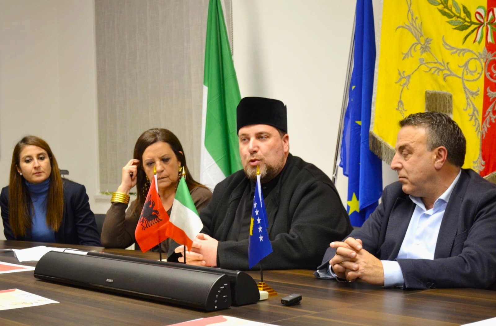 San Cosmo Albanese foto conferenza Serembe 2 - Il borgo della poesia arbëresh, San Cosmo celebra il suo Zef Serembe - 5 San Cosmo Albanese foto conferenza Serembe 2 - Meraviglie di Calabria - 4