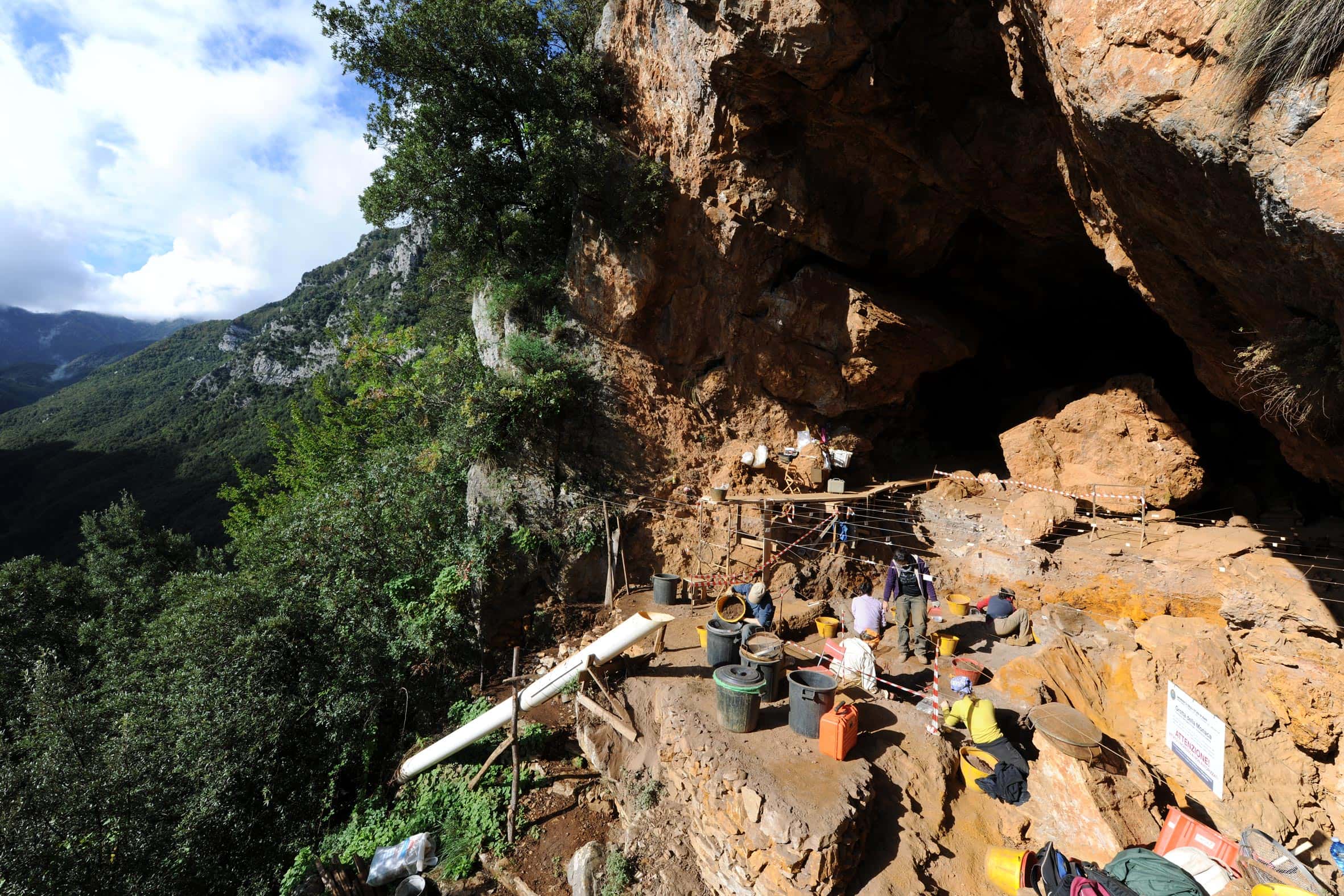 Speleologia archeologica Grotta della Monaca ph Centro Regionale di Speleologia Enzo dei Medici 2 - Chi eravamo 3.500 anni fa? Lo svela la Grotta della Monaca sul Pollino - 7 Speleologia archeologica Grotta della Monaca ph Centro Regionale di Speleologia Enzo dei Medici 2 - Meraviglie di Calabria - 6