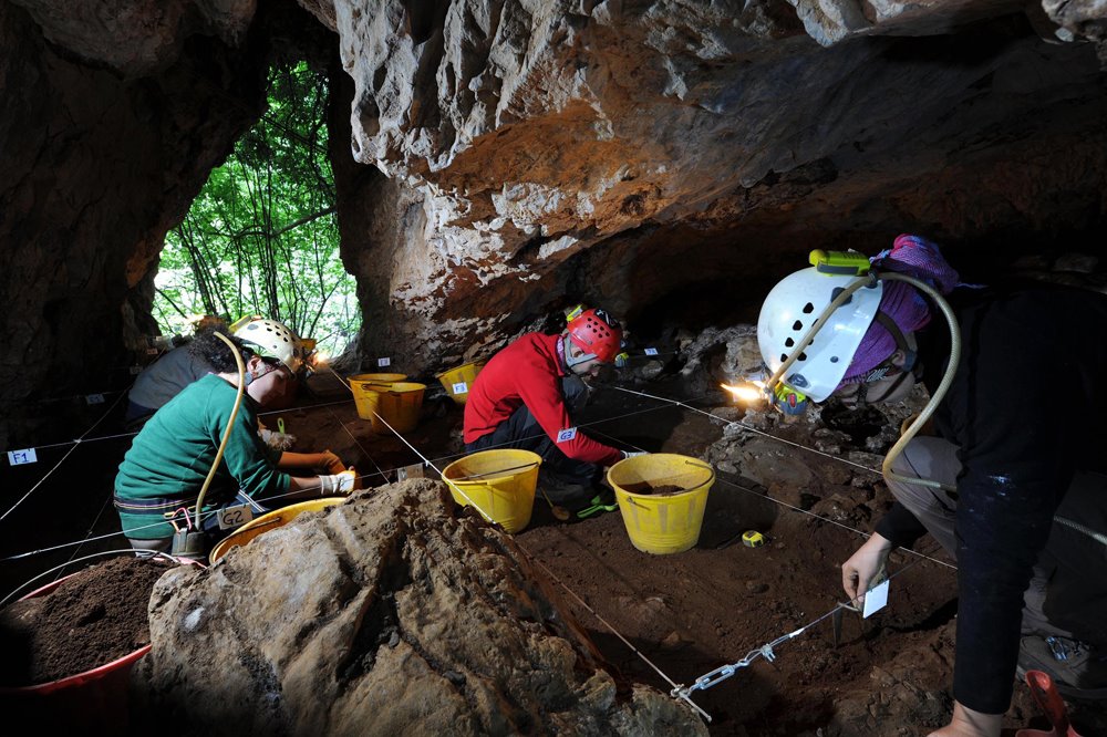 Chi eravamo 3.500 anni fa? Lo svela la Grotta della Monaca sul Pollino
