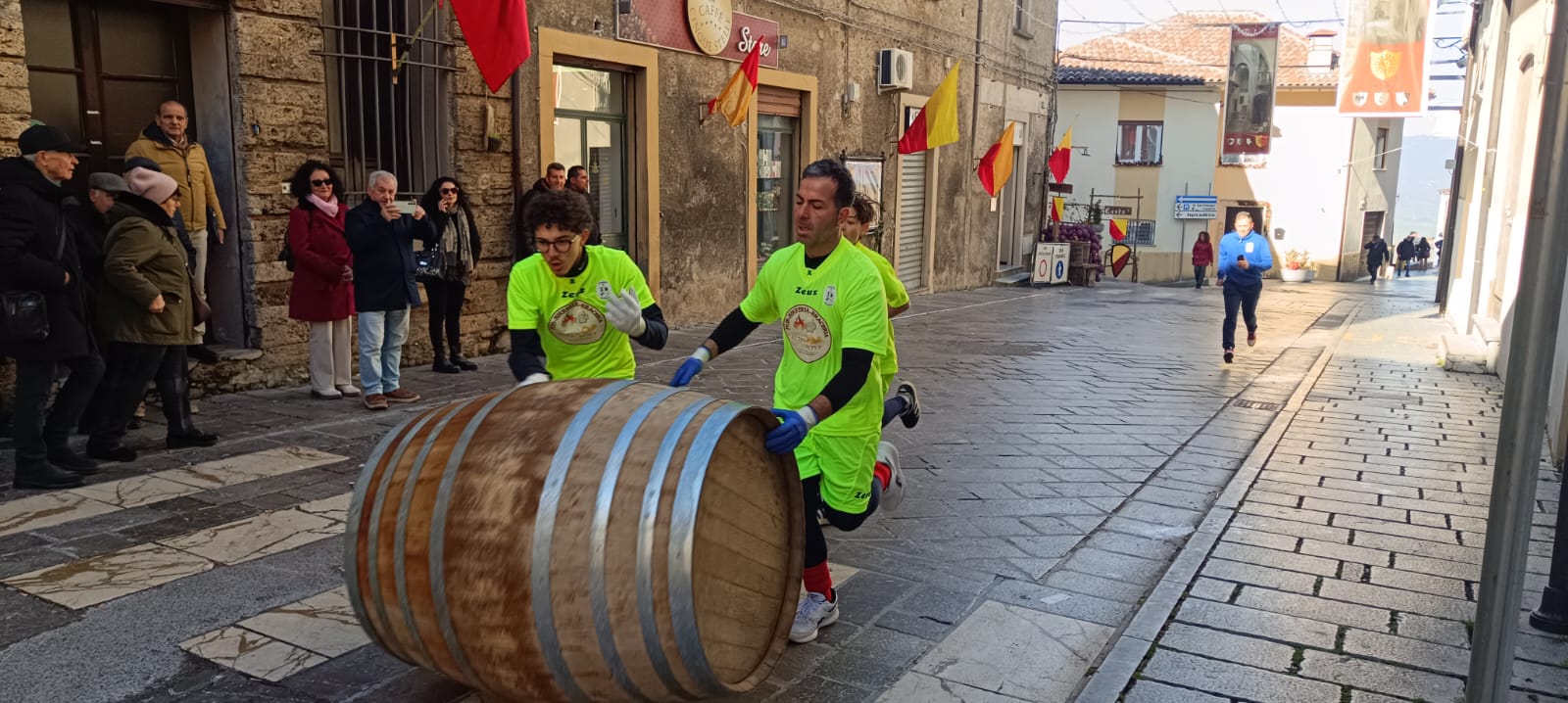 perciavutti 25 quartiere costa vincitore palio delle botti Foto di Gaetano Passarelli 0 - A Mormanno in migliaia per un Perciavutti da record - 17 perciavutti 25 quartiere costa vincitore palio delle botti Foto di Gaetano Passarelli 0 - Meraviglie di Calabria - 16