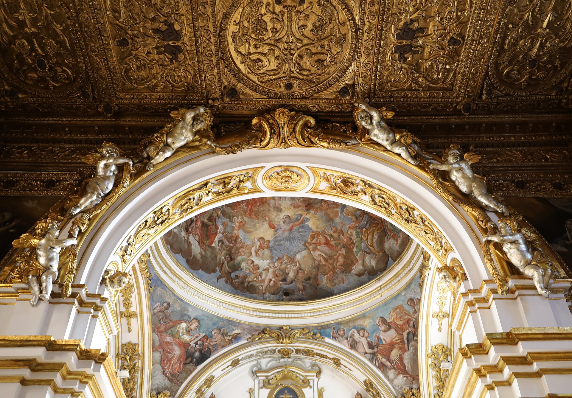 Cosenza san domenico interno stucchi del xviii secolo angeli dorati e argentati Ph Sailko Own work CC BY SA 4.0 wikimedia commons - Meraviglie di Calabria - 11