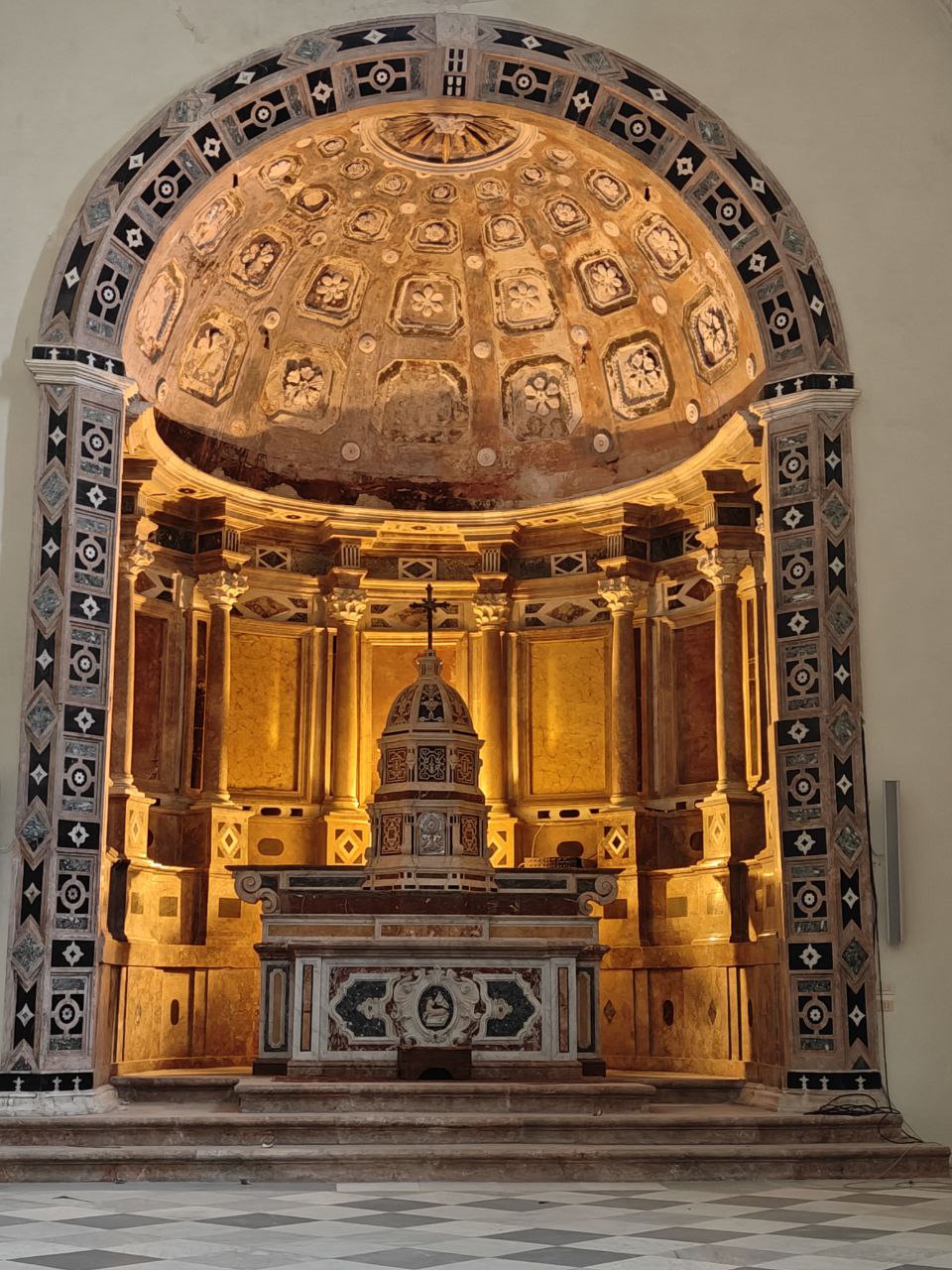 Gerace Cattedrale interno prima del restauro - La magnifica Cattedrale di Gerace riapre le porte dopo il restauro - 7 Gerace Cattedrale interno prima del restauro - Meraviglie di Calabria - 6