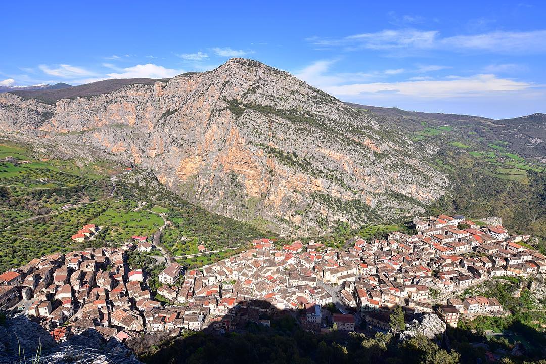 Civita, il paese dei comignoli e delle case antropomorfe (VIDEO)