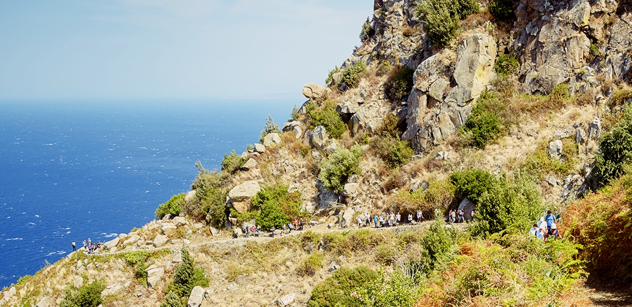 Costa Viola, una emozionante escursione dove la terra sembra precipitare sul mare
