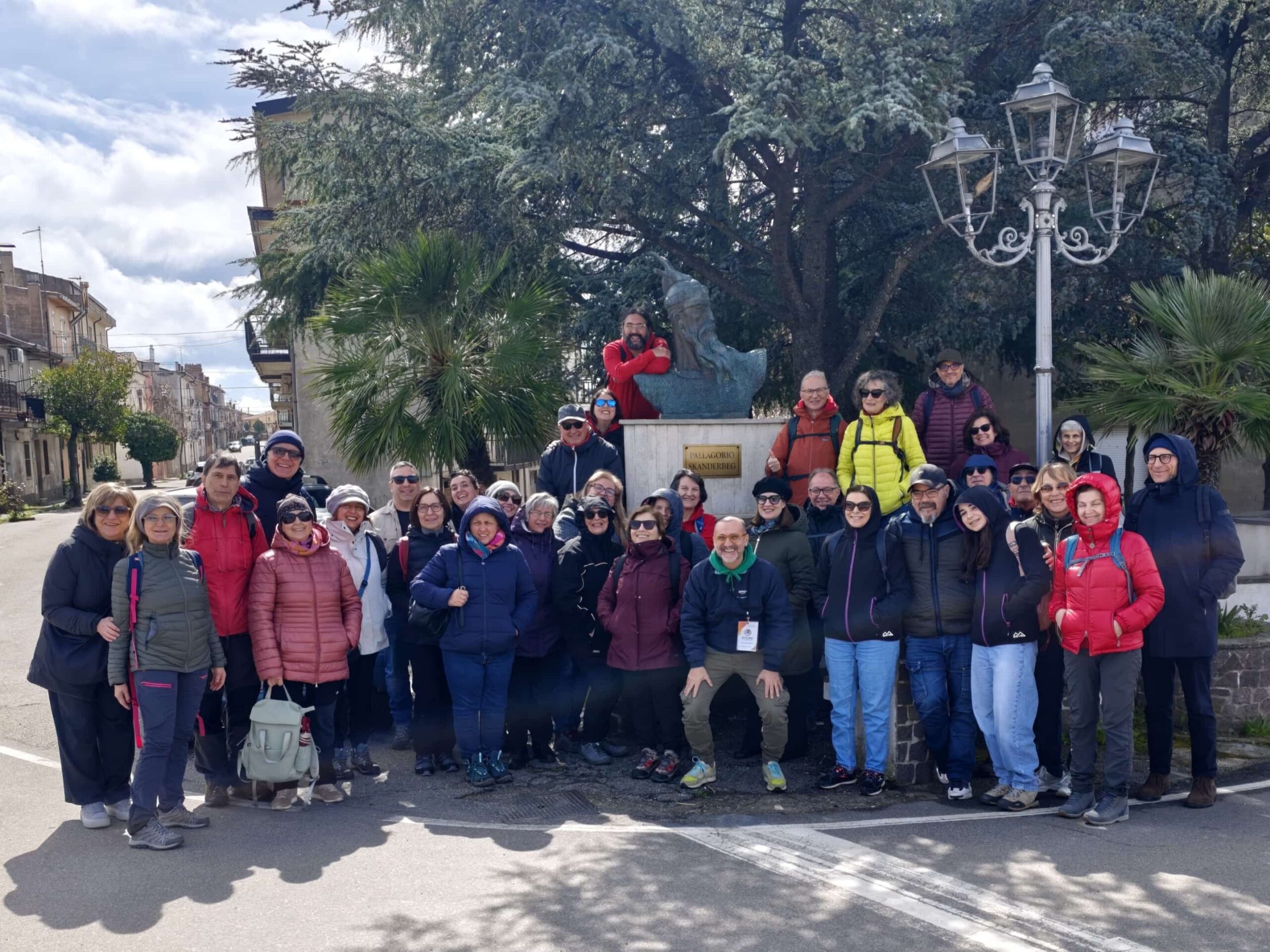 Foto di gruppo con Skanderbeg scaled - Meraviglie di Calabria - 4