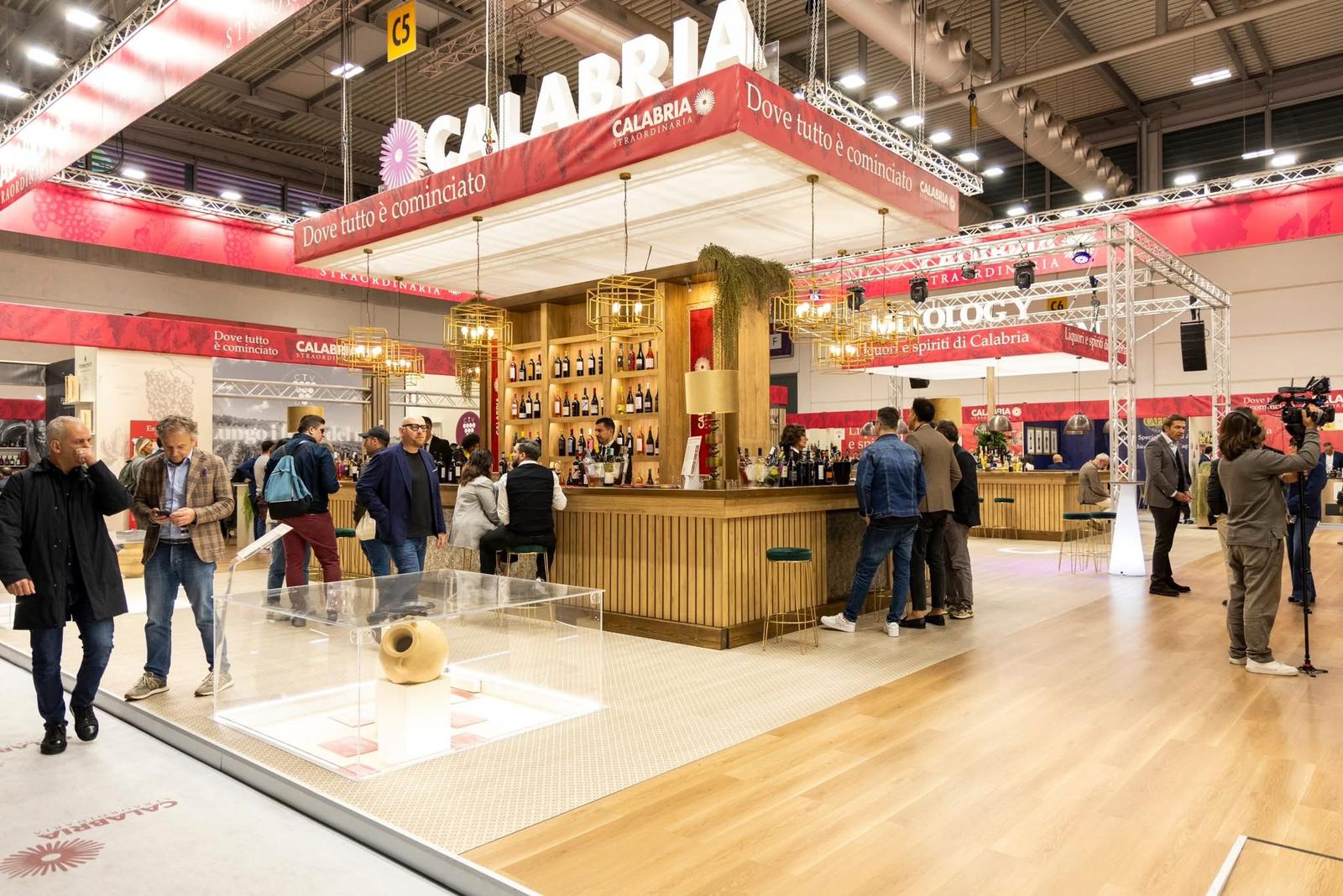 Vinitaly 1 - Al Vinitaly 2026 grande spazio a più di cento cantine calabresi - 3 Vinitaly 1 - Meraviglie di Calabria - 2