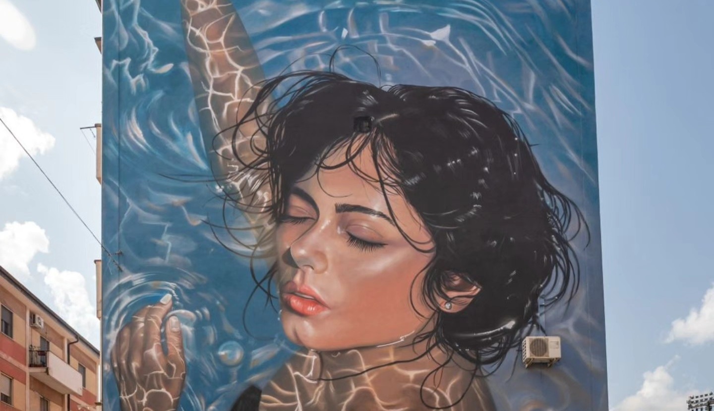 “Oltre il muro del silenzio”, il murale di Mandioh a Cosenza per le donne