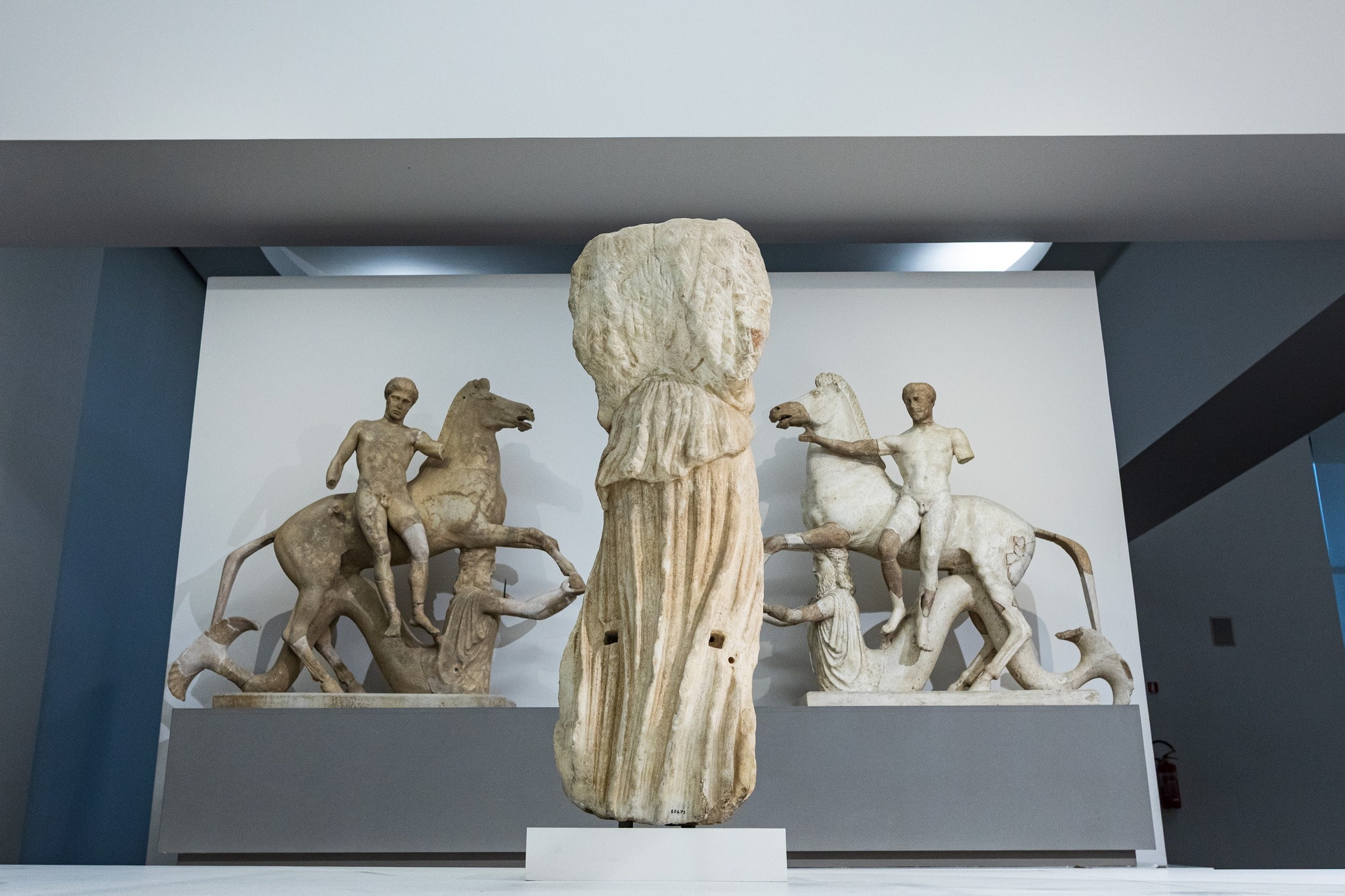 museo archeologico reggio I dioscuri a cavallo sostenuti da tritoni dal santuario di marasa a locri 450 400 ac ca. 00 e statua femminile panneggiata dal frontone del tempio ionico - Meraviglie di Calabria - 43