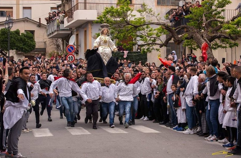 Badolato pasqua Cumprunta ph Gori Campese 1 - I riti dell’Affruntata, tra sacralità e passione popolare - 11 Badolato pasqua Cumprunta ph Gori Campese 1 - Meraviglie di Calabria - 10