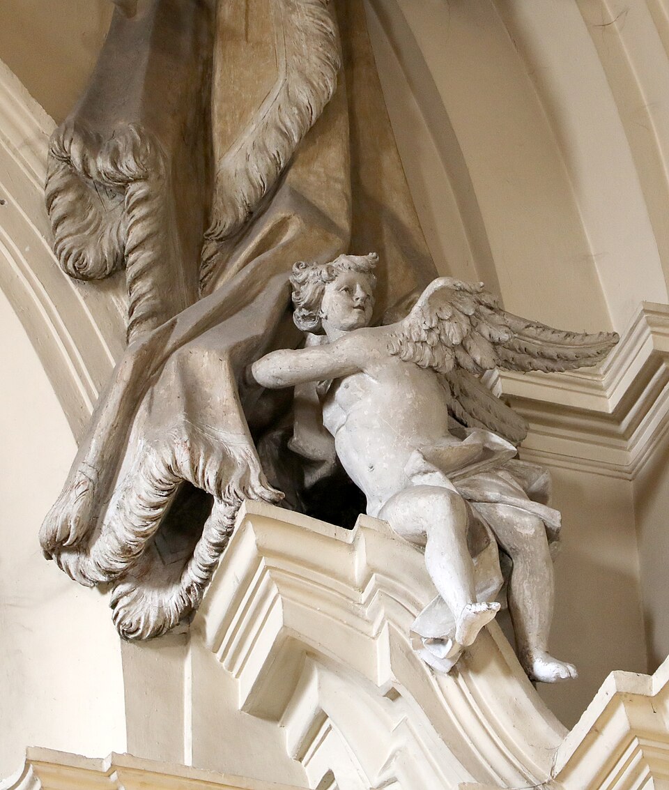 Cosenza chiesa san francesco di paola interno stucchi dellarcone del presbiterio xviii secolo 05 angelo ph Sailko Own work CC BY SA 4.0 wikimedia commons - Meraviglie di Calabria - 9