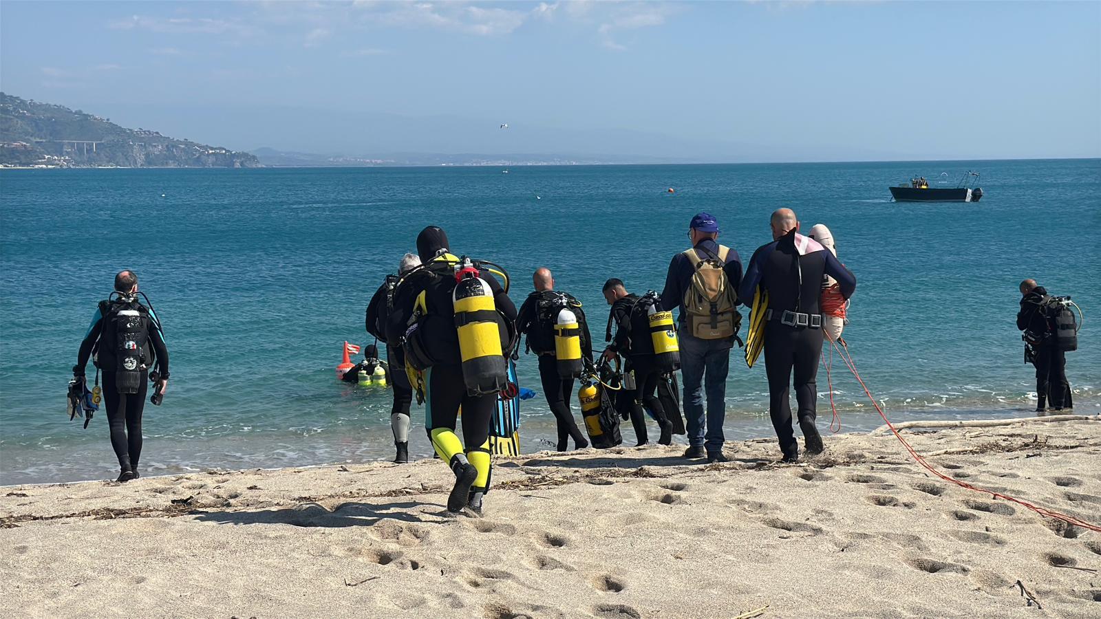 Baia di Soverato, fondali puliti con l’iniziativa di Ambiente Mare Italia