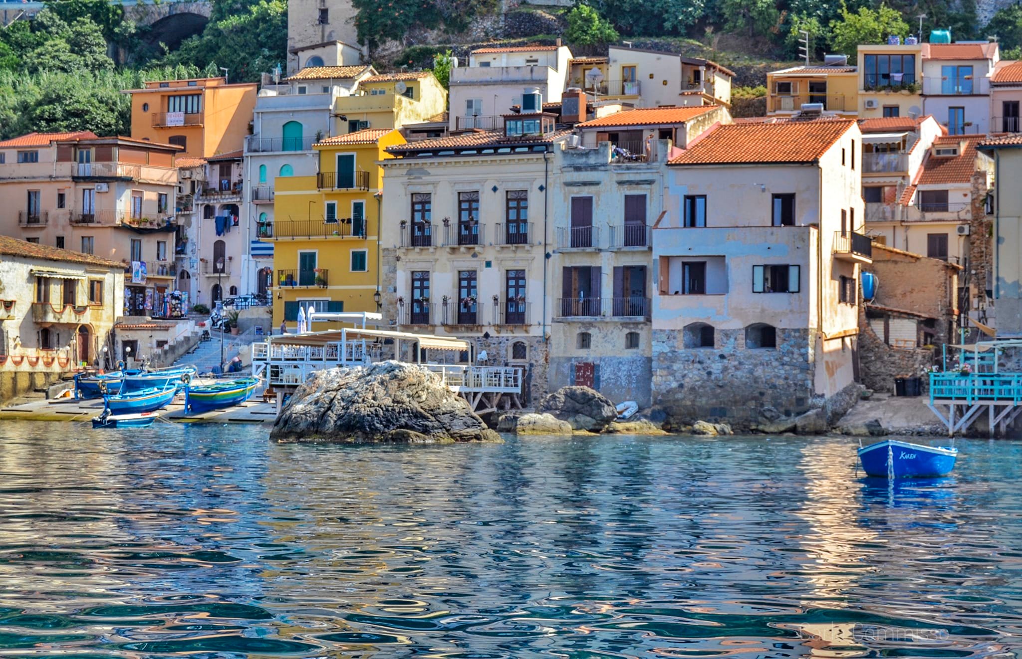 Navigando lungocosta, le telecamere Rai raggiungono Scilla e Paola