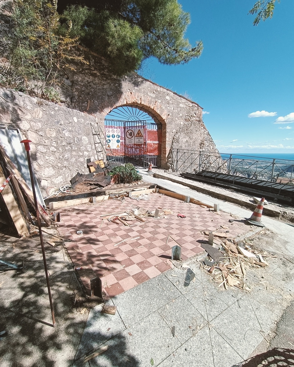 Stilo Cattolica lavori esterno 1 - La Cattolica di Stilo deve riaprire, lanciata una petizione popolare - 7 Stilo Cattolica lavori esterno 1 - Meraviglie di Calabria - 6