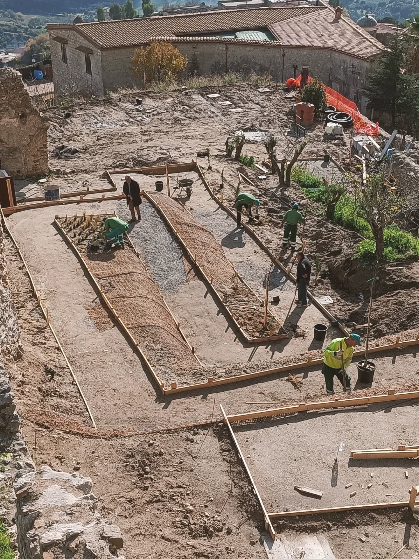 Stilo Cattolica lavori esterno - La Cattolica di Stilo deve riaprire, lanciata una petizione popolare - 9 Stilo Cattolica lavori esterno - Meraviglie di Calabria - 8