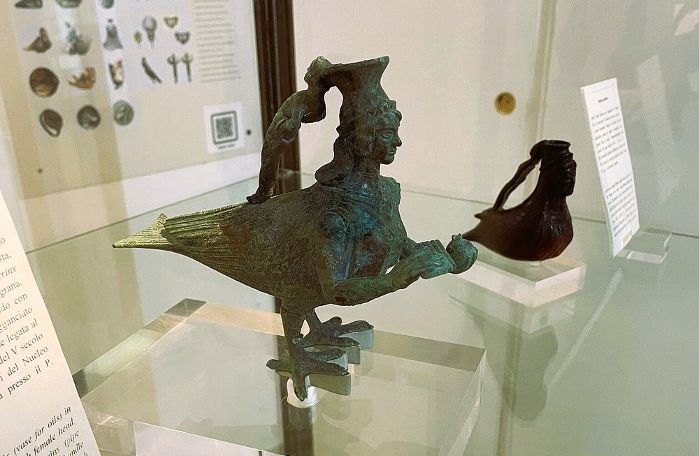 Sirene in viaggio, gli askoi di Crotone nella mostra Parthenope a Napoli