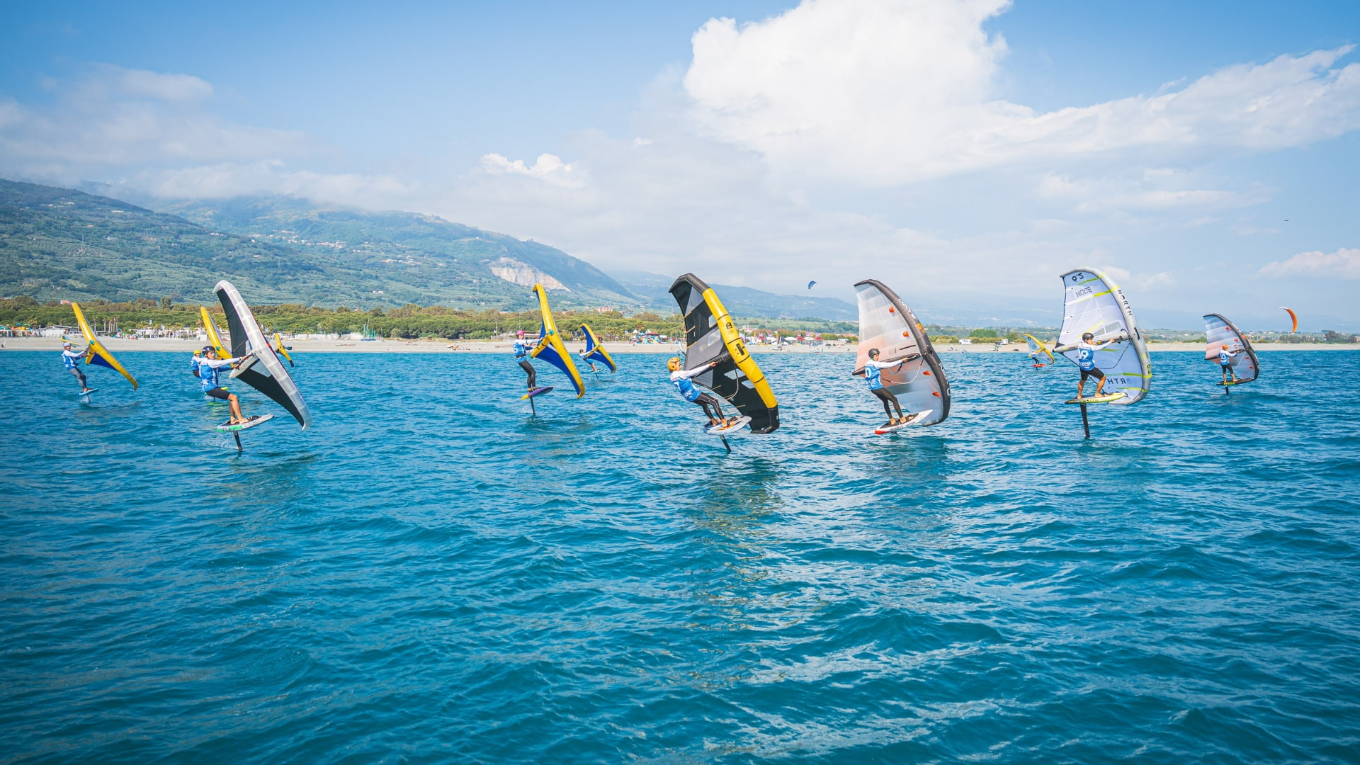 Il Wingfoil torna a Gizzeria: tre giorni di vento, mare e spettacolo