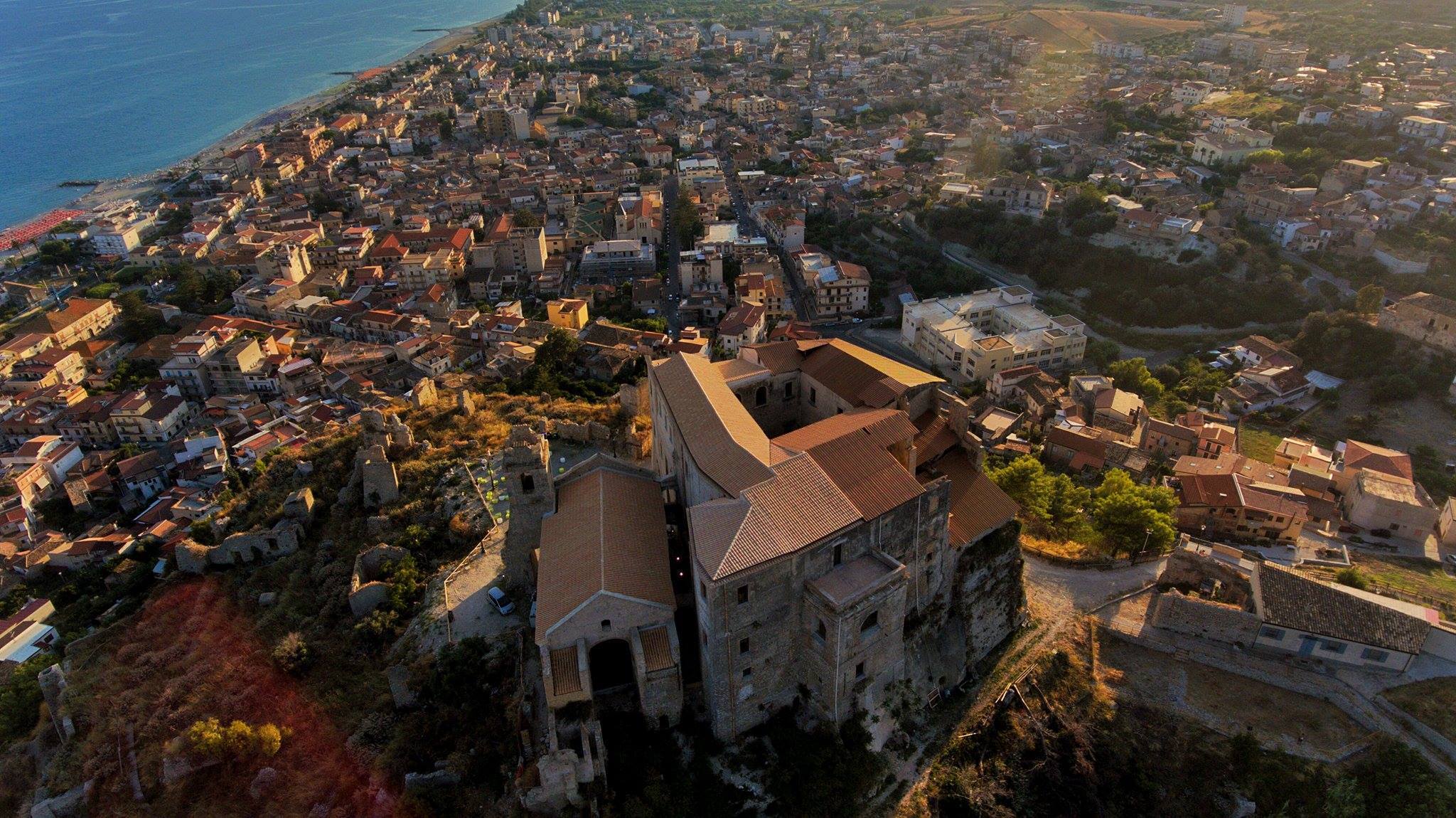 Roccella Jonica ph Claudio Faggella - Cartoline dalla Calabria, i luoghi più iconici sulle etichette Librandi - 17 Roccella Jonica ph Claudio Faggella - Meraviglie di Calabria - 16