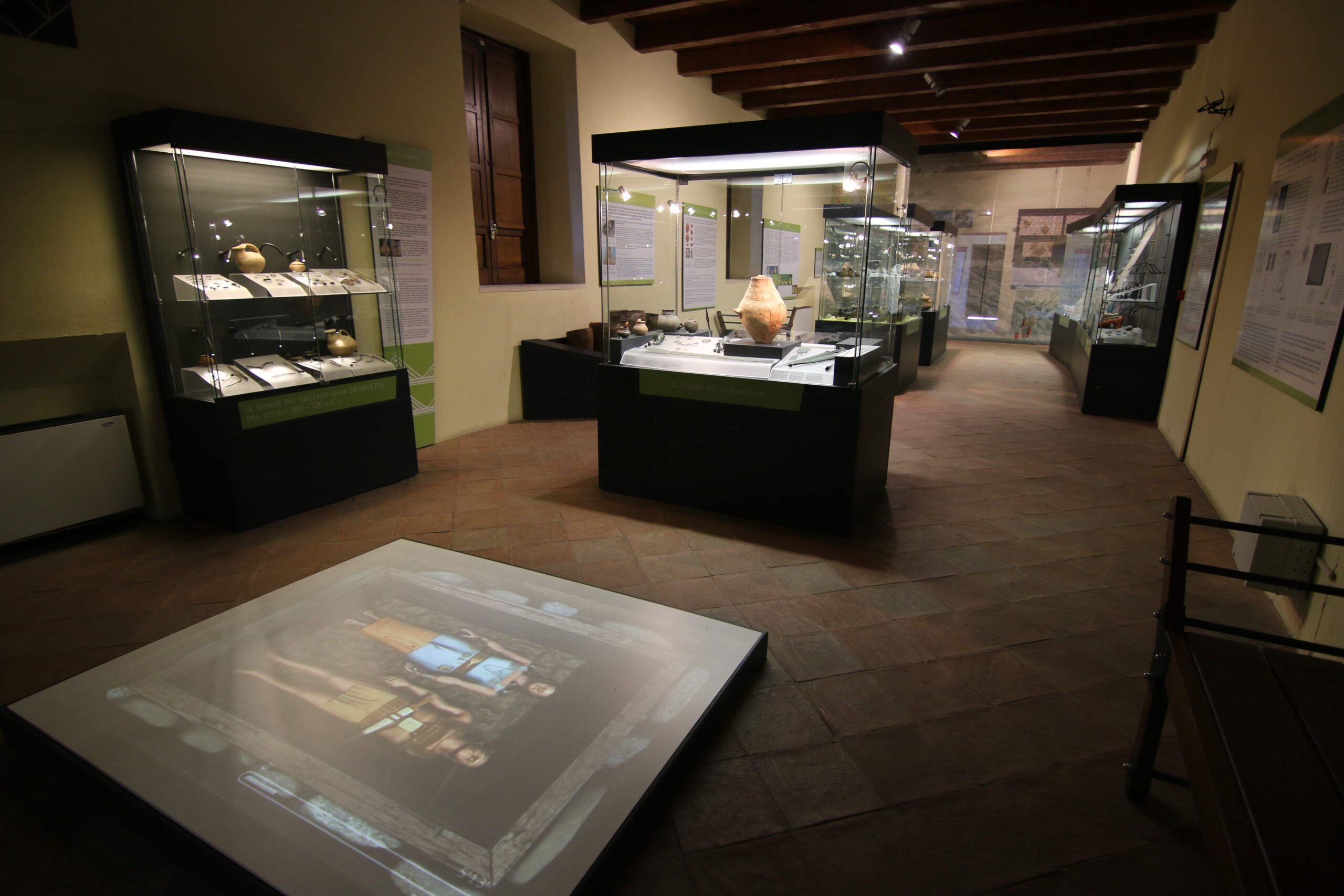 Sala del Museo dei Brettii e degli Enotri dedicata alla necropoli di Torre del Mordillo scaled - Notte europea dei Musei, Cosenza mette in rete i suoi spazi d'arte - 7 Sala del Museo dei Brettii e degli Enotri dedicata alla necropoli di Torre del Mordillo scaled - Meraviglie di Calabria - 6