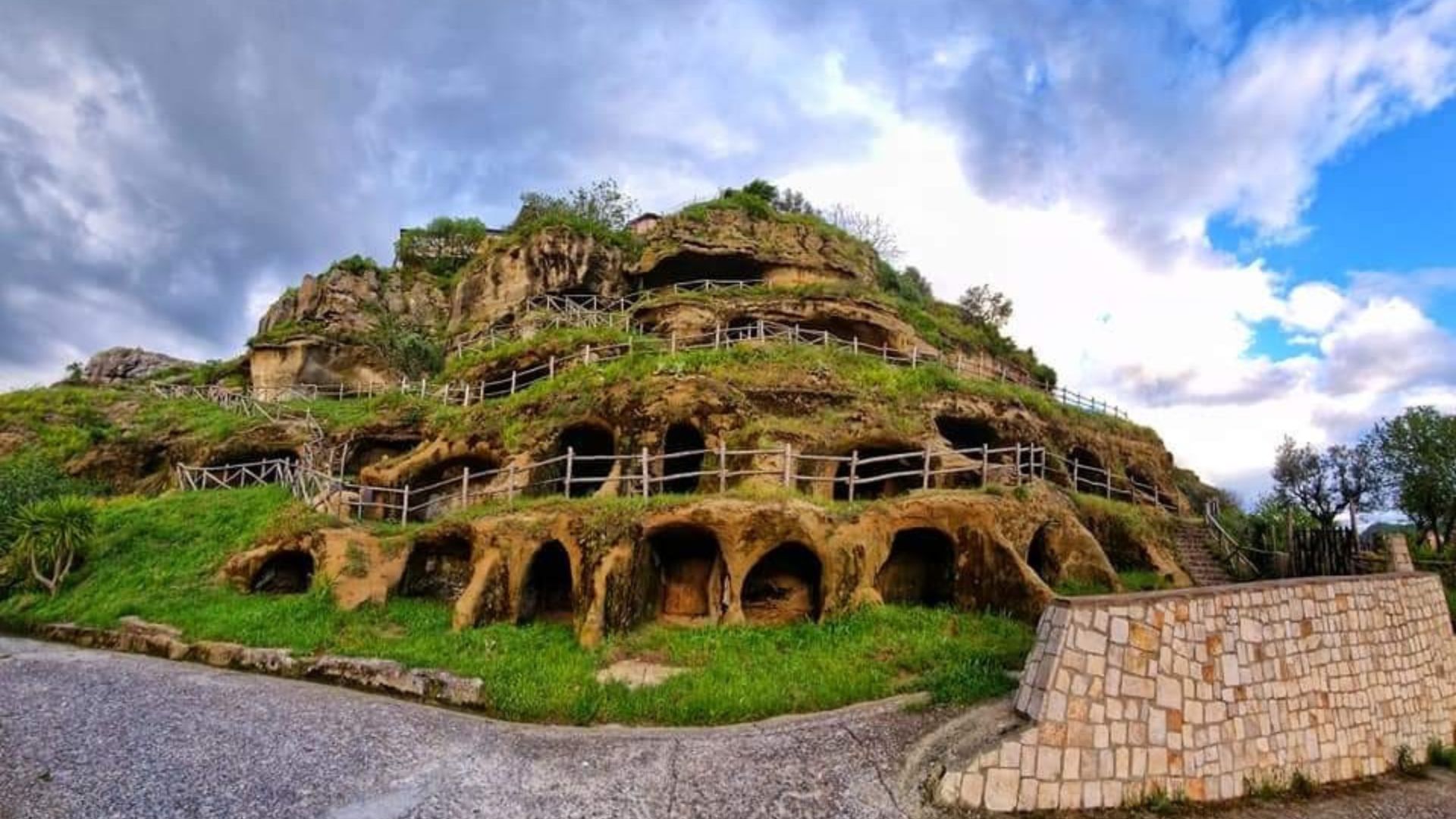 Le Grotte Rupestri di Verzino volano nel censimento FAI, vota anche tu!