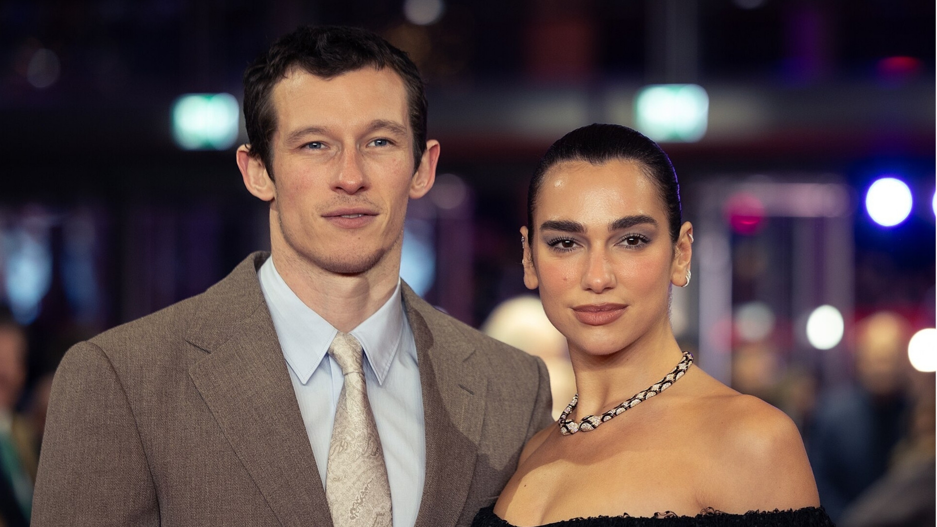 Dua Lipa e Callum Turner in luna di miele, relax e buon cibo a Tropea