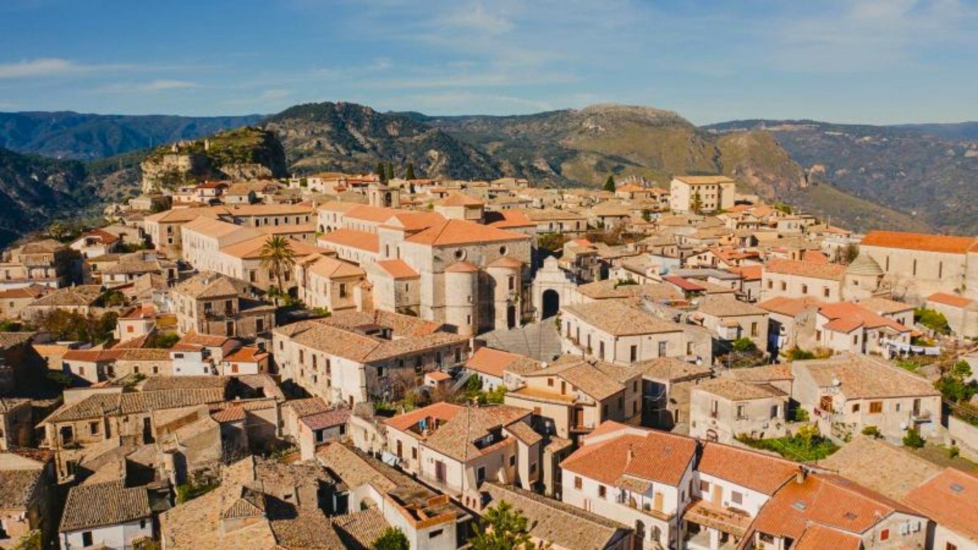 “Una boccata d’arte”, a Gerace il mito dello sparviero Ali Hierax