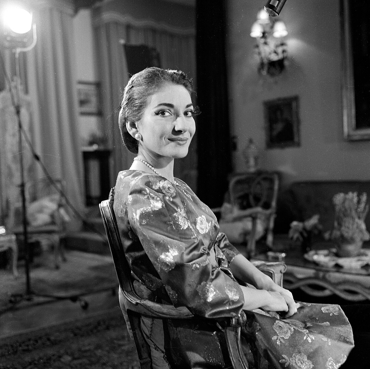 Maria Callas 1958 Ph CBS Television wikimedia commons pubblico dominio - Al Teatro Cilea di Reggio Calabria la medaglia del centenario Callas - 3 Maria Callas 1958 Ph CBS Television wikimedia commons pubblico dominio - Meraviglie di Calabria - 2