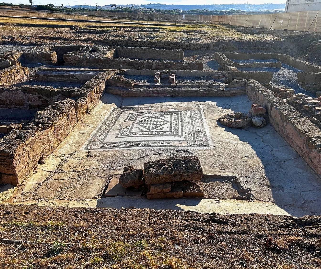 Capo Colonna mosaico delfini 4 - Parco di Capo Colonna, riapre il Balneum con il Mosaico dei Delfini - 5 Capo Colonna mosaico delfini 4 - Meraviglie di Calabria - 4