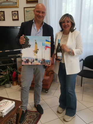 Scambio di omaggi tra Raffaele Librandi e il Sindaco Fragomeni - Meraviglie di Calabria - 4