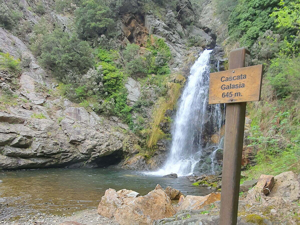 cascate mundu galasia ph guide ufficiali parco nazionale aspromonte - Fuga dall’afa in Calabria, ecco le riserve fluviali dove trovare refrigerio - 29 cascate mundu galasia ph guide ufficiali parco nazionale aspromonte - Meraviglie di Calabria - 28