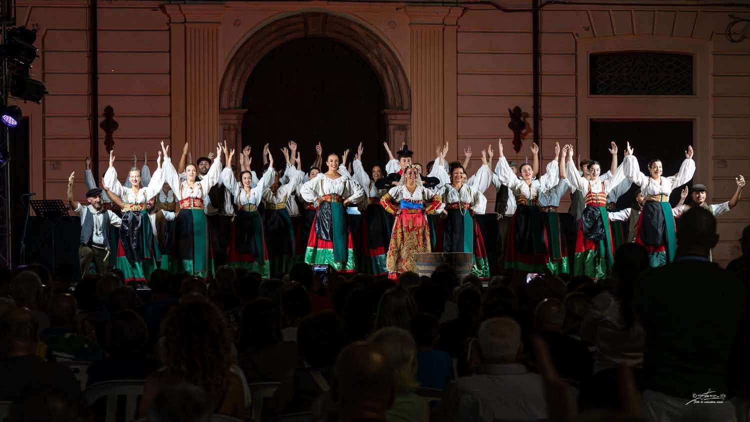 Castrovillari festifal floklore 6 - Da domani al via l'Estate del Folklore e del Parco del Pollino - 11 Castrovillari festifal floklore 6 - Meraviglie di Calabria - 10