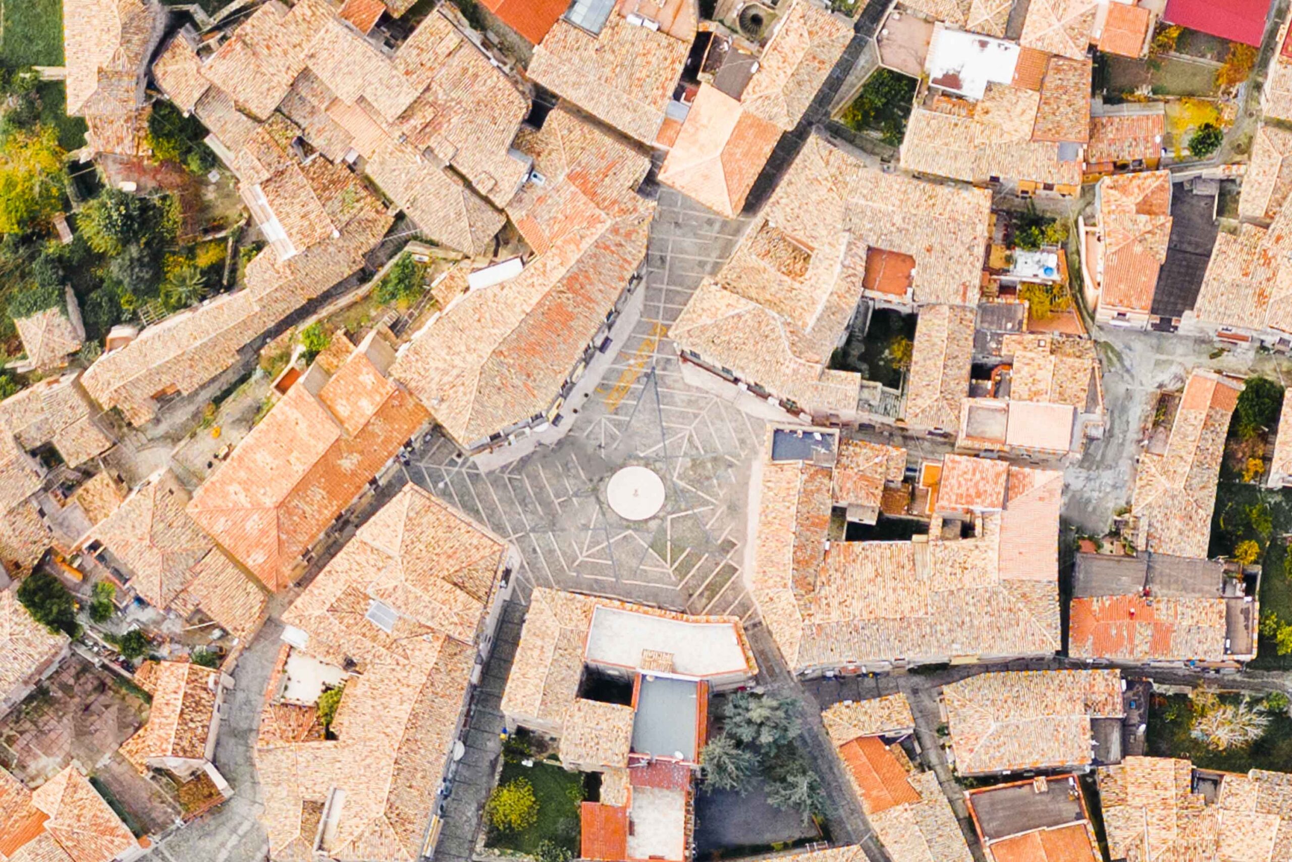 Gerace Piazza del Tocco scaled - Saluti da Gerace, i turisti riscoprono il fascino speciale delle cartoline - 7 Gerace Piazza del Tocco scaled - Meraviglie di Calabria - 6