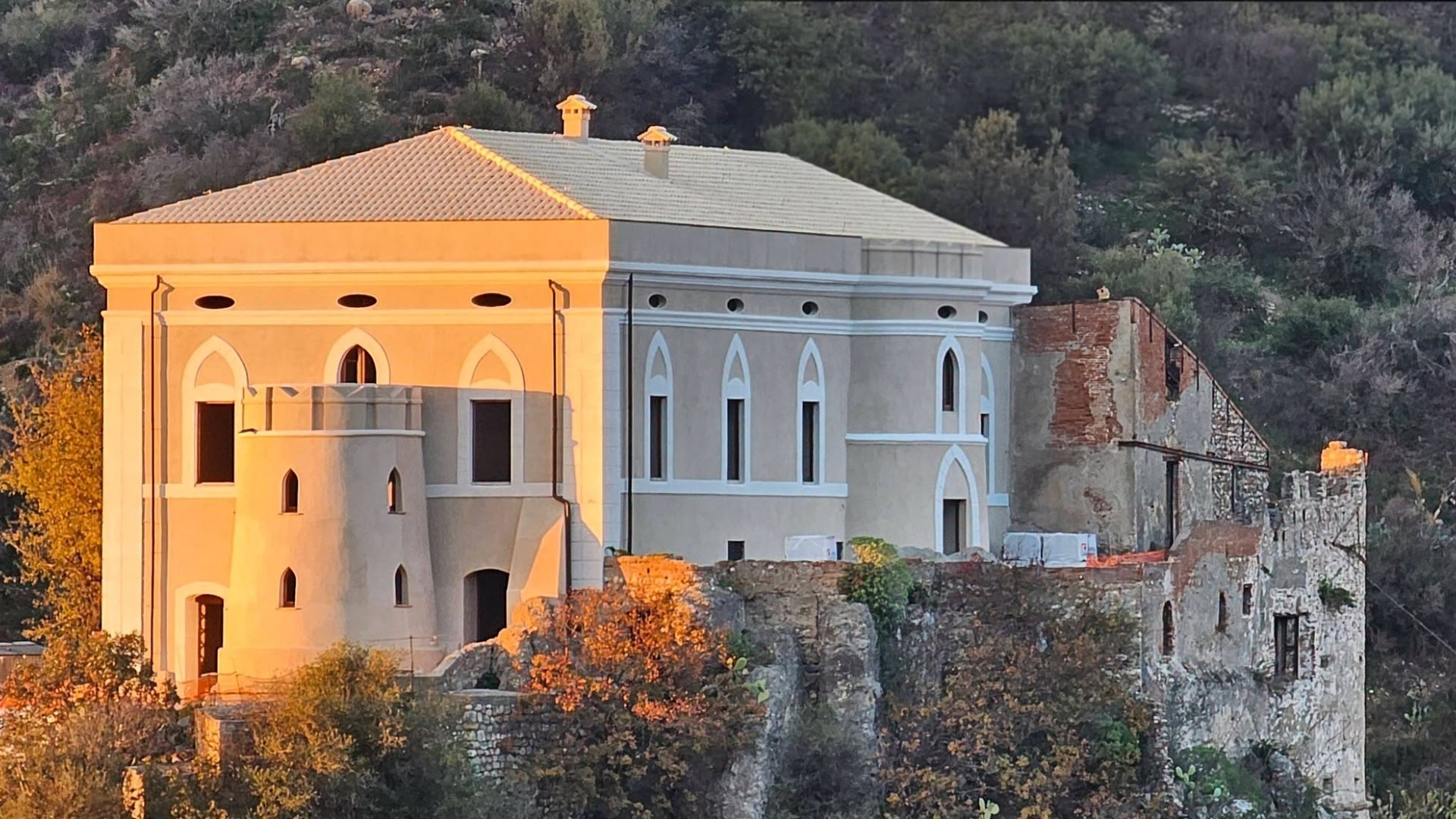 Danze, tamburi e fuoco per la rinascita del Castello di Palizzi