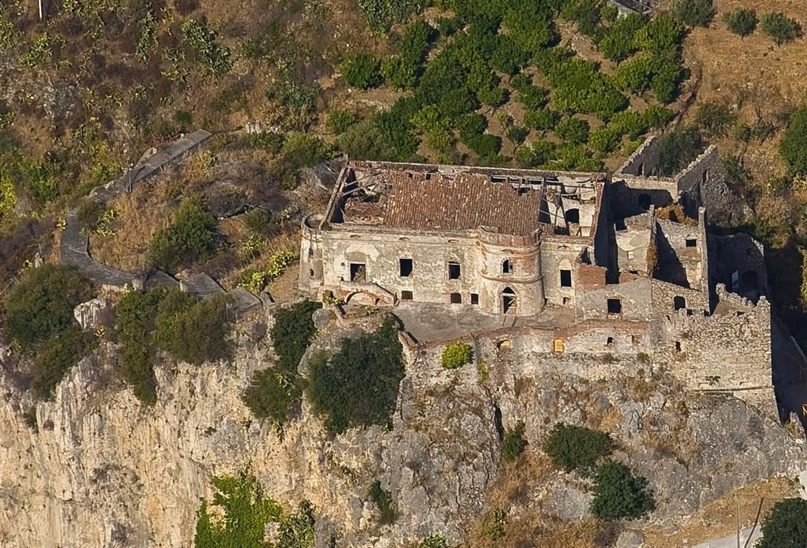Palizzi castello prima del restauro - Danze, tamburi e fuoco per la rinascita del Castello di Palizzi - 3 Palizzi castello prima del restauro - Meraviglie di Calabria - 2