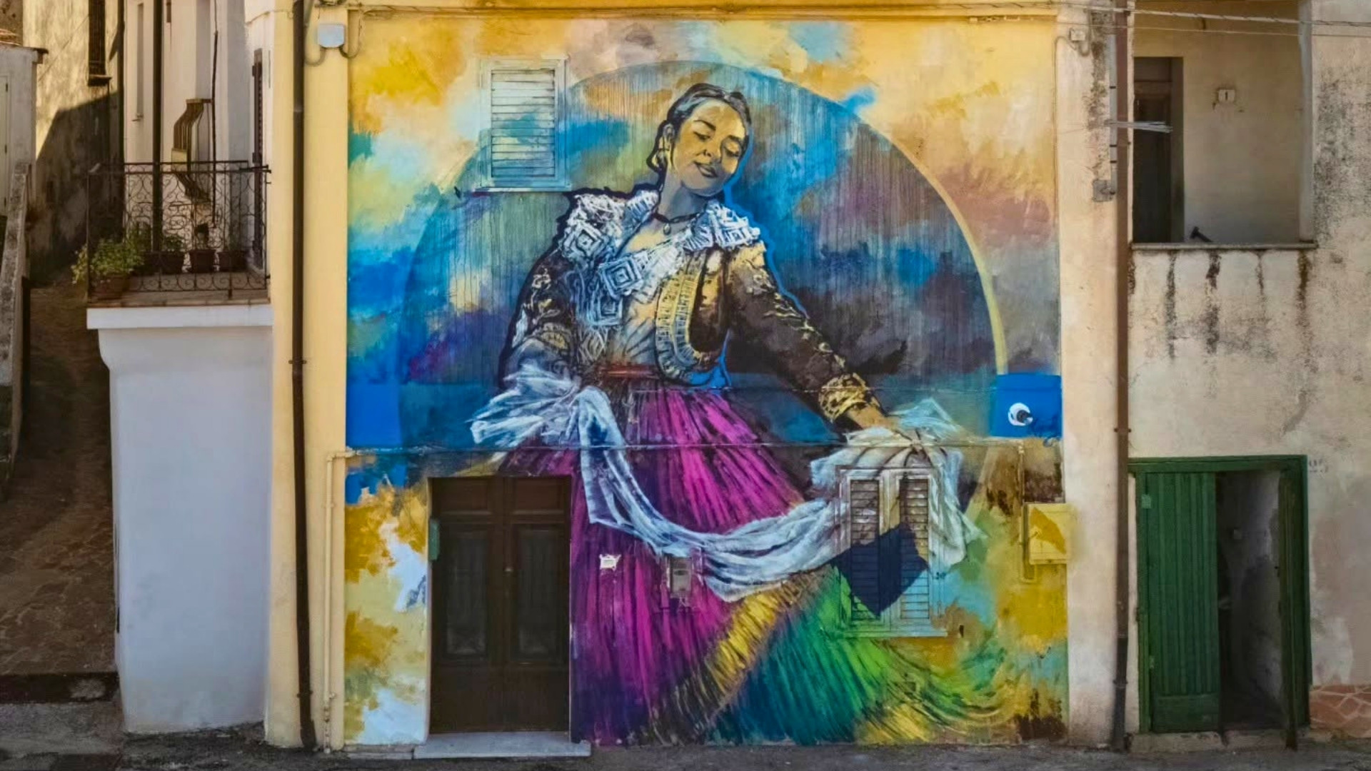 Ylberi, a Santa Sofia d’Epiro il murale che celebra il costume arbëresh