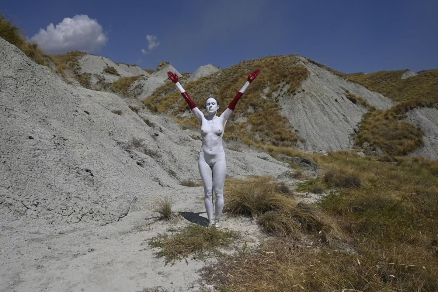 calanchi marchesatao performance Nicola Mette 4 - Il lamento del Maestrale, tra i Calanchi la performance di Mette - 7 calanchi marchesatao performance Nicola Mette 4 - Meraviglie di Calabria - 6