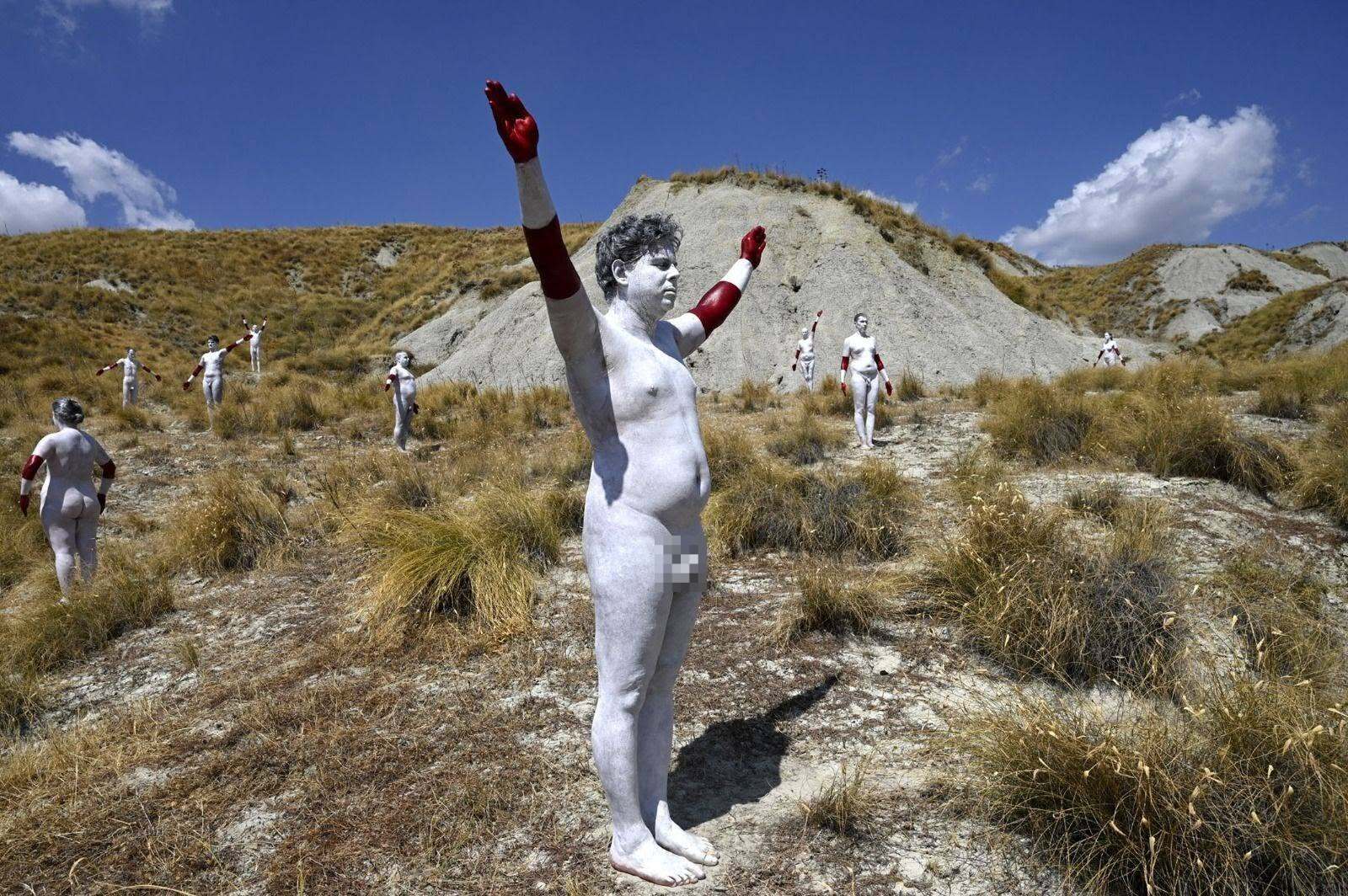 calanchi marchesatao performance Nicola Mette 5 - Il lamento del Maestrale, tra i Calanchi la performance di Mette - 5 calanchi marchesatao performance Nicola Mette 5 - Meraviglie di Calabria - 4
