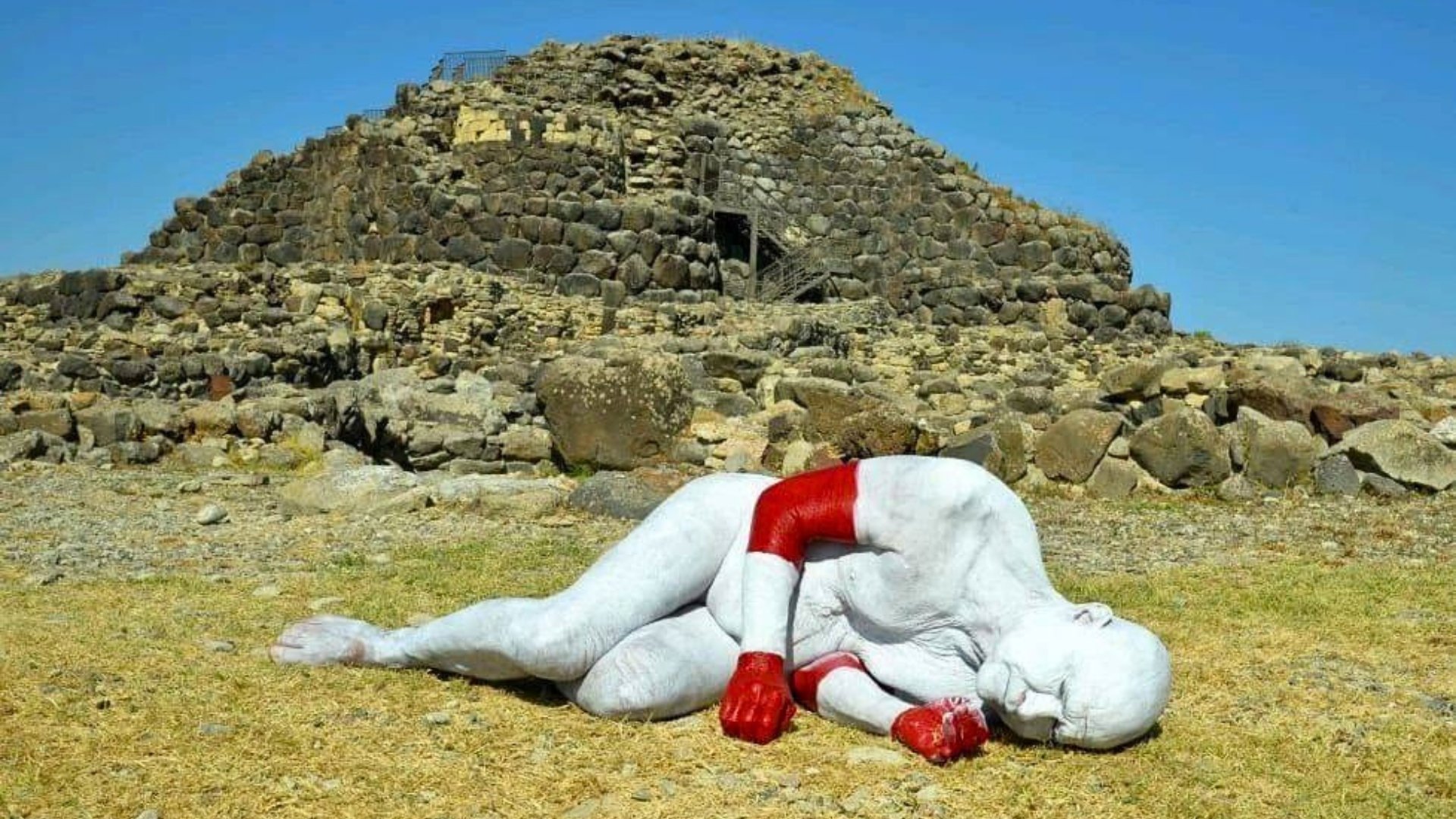 Il lamento del Maestrale, tra i Calanchi la performance di Mette